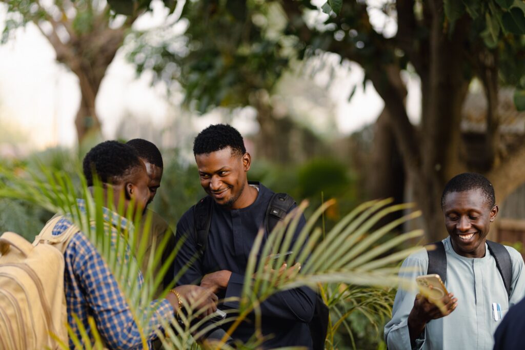 Jeunes Africains avec un téléphone